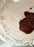 Immagine del passaggio 4 della ricetta Cheesecake al cioccolato e yugurt al caffè