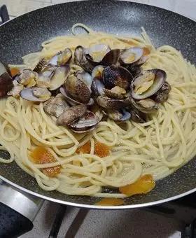 Immagine del passaggio 7 della ricetta Spaghetti vongole e bottarga