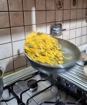 Immagine del passaggio 3 della ricetta Spaghetti allo zafferano con zucchine e pancetta croccante