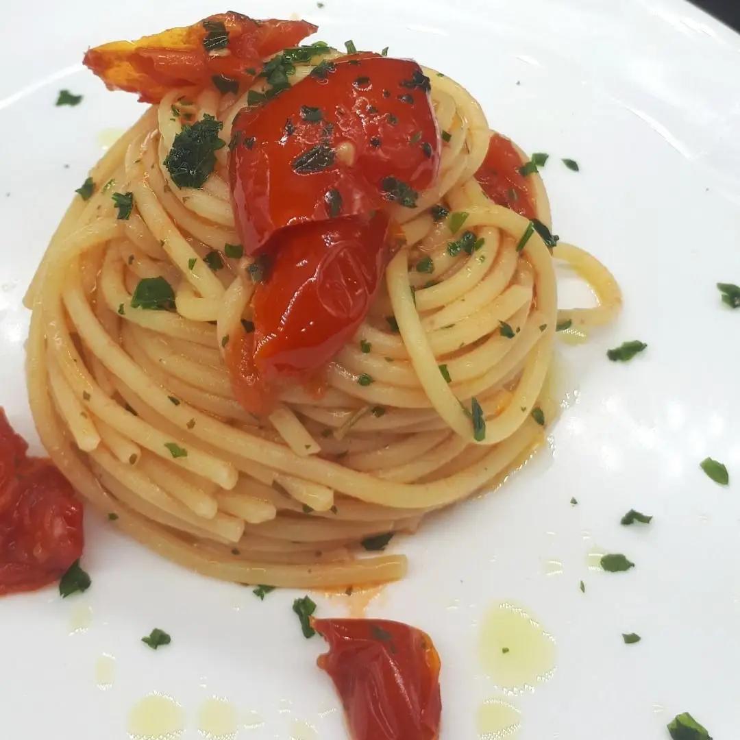 Ricetta Spaghetti aglio e olio e peperoncino con pomodorini piccadilly di Sicilia di Secondo_zio_claudio