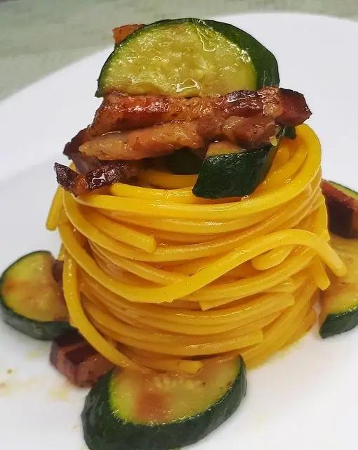 Ricetta Spaghetti allo zafferano con zucchine e pancetta croccante di Secondo_zio_claudio