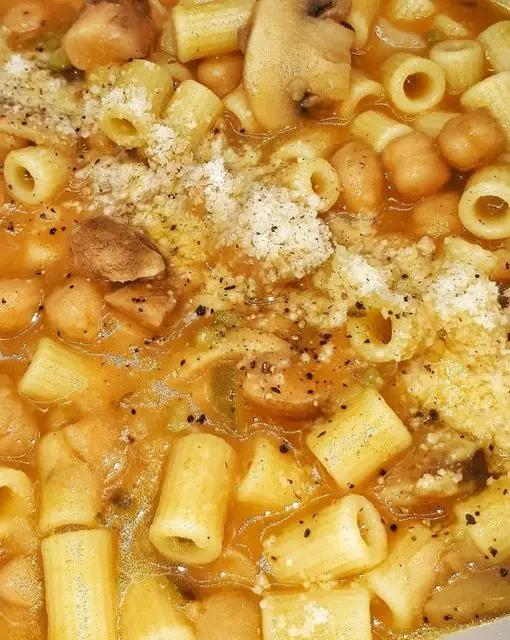 Ricetta Minestra con ceci, zucchine, patate, champignon, porcini e porro di Secondo_zio_claudio