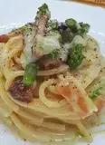 Immagine del passaggio 1 della ricetta Spaghetti chitarra alla Gricia con asparagi