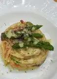 Immagine del passaggio 2 della ricetta Spaghetti chitarra alla Gricia con asparagi
