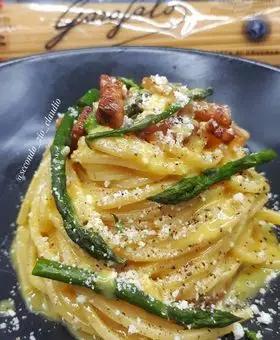 Immagine del passaggio 1 della ricetta Spaghetti chitarra Garofalo   alla carbonara di asparagi