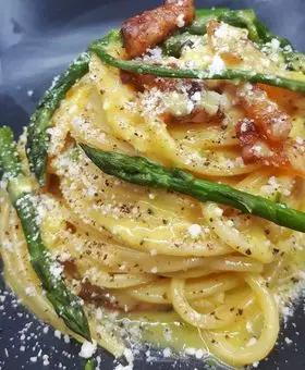 Immagine del passaggio 2 della ricetta Spaghetti chitarra Garofalo   alla carbonara di asparagi