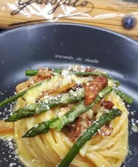 Immagine del passaggio 3 della ricetta Spaghetti chitarra Garofalo   alla carbonara di asparagi