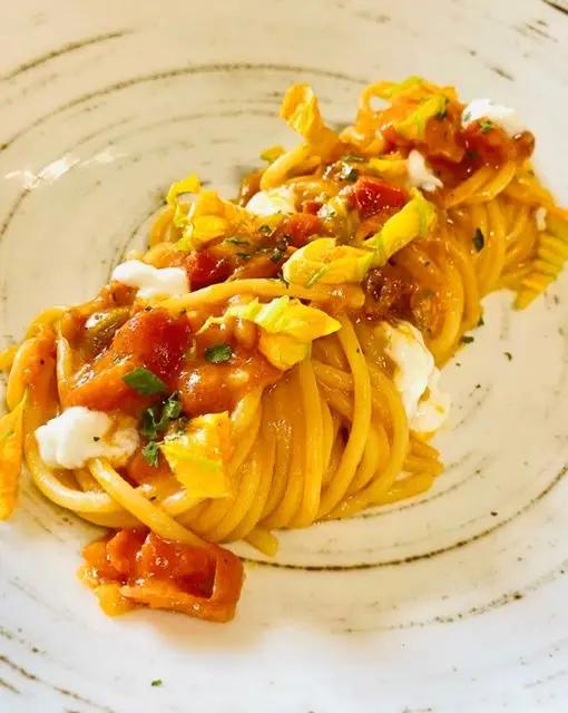 Ricetta Spaghetti con datterino,fiori di zucchina e mozzarella di bufala affumicata di Stefano75