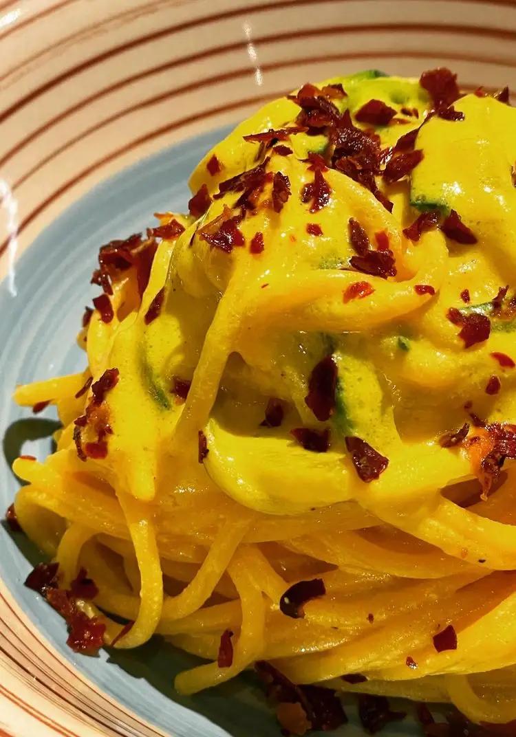 Ricetta Spaghetti con crema di ricotta allo zafferano, zucchine e petali di speck di gessi_in_cucina