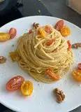 Immagine del passaggio 2 della ricetta Spaghetti con pomodorini datteri e noci