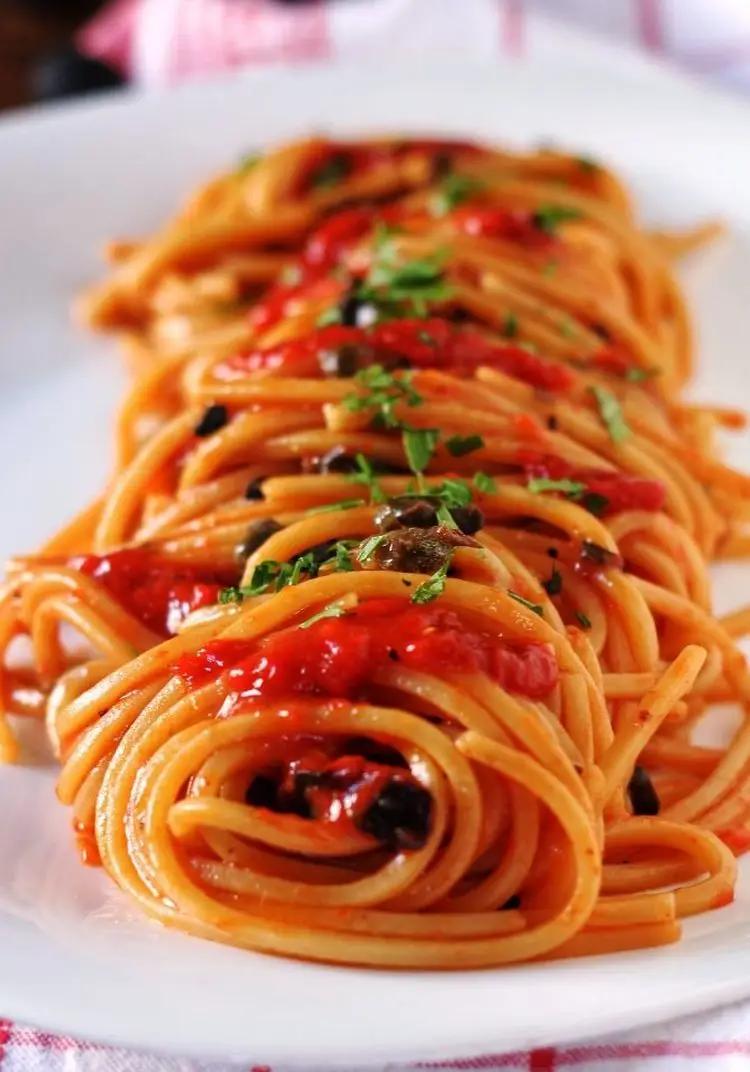 Ricetta Spaghetti in crema di peperoni con olive e capperi di ilpugliesechecucina
