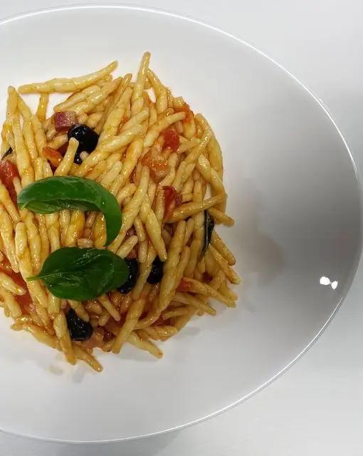 Ricetta Trofie pomodorini,  pancetta e olive nere. di SabatinoC