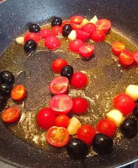 Immagine del passaggio 2 della ricetta Mezzi paccheri al filetto di spigola, olive nere e pomodorini