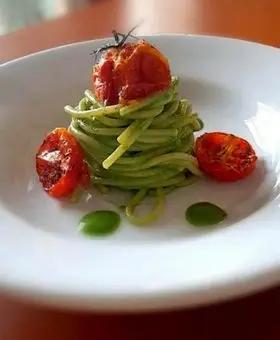 Immagine del passaggio 5 della ricetta Spaghettone al pesto di rucola e pomodorini confit