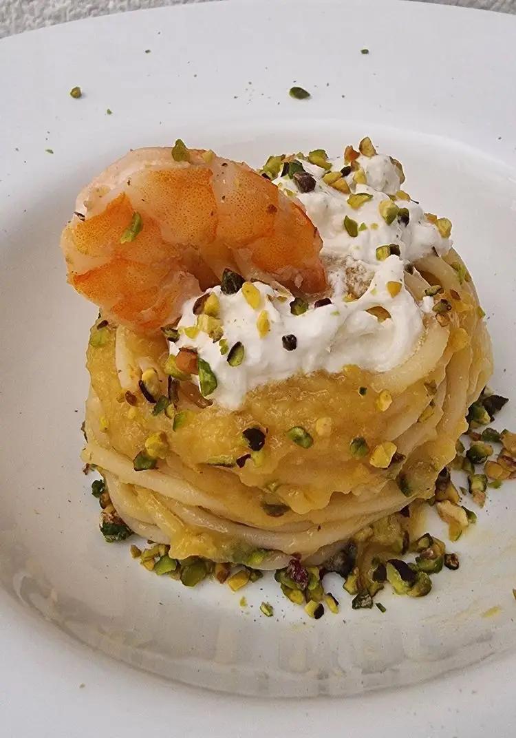 Ricetta Spaghettoni con pomodoro giallo, gamberi, burrata e pistacchio di ricettefantasy