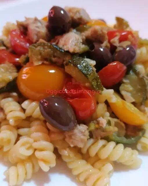 Ricetta Fusilli con Tonno, Zucchine, Pomodorini ed Olive di oggicosasimangia