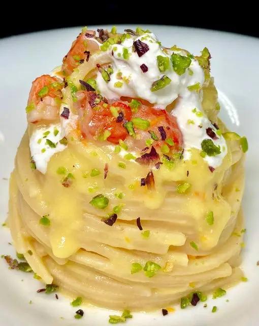 Ricetta Spaghetti alla Chitarra con datterini gialli, gamberi, burrata e pistacchi di unastellaincucina