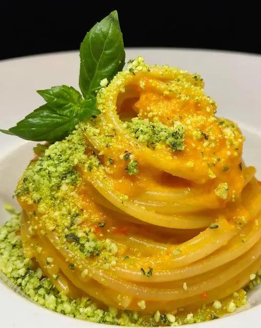 Ricetta Spaghetti con crema di peperoni e pecorino sardo aromatizzato al basilico di unastellaincucina