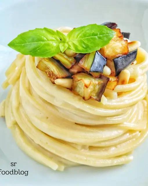 Ricetta Spaghetti melanzane pinoli tostati e pecorino di stefanoriccifoodblog