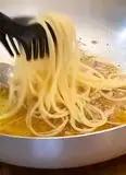 Immagine del passaggio 5 della ricetta Spaghetti con colatura di alici e tonno (Campania mia:-)