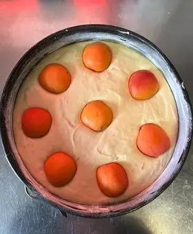 Immagine del passaggio 5 della ricetta Torta allo yogurt di fragole con albicocche