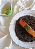 Immagine del passaggio 4 della ricetta Salmone caramellato con lenticchie beluga