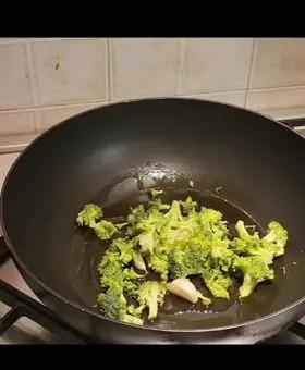 Immagine del passaggio 3 della ricetta Conchiglie con crema di broccoli baresi