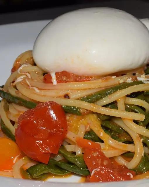 Ricetta Spaghetti con fagiolini pinti, pomodorini, cacioricotta e burrata di Mamy.chef75