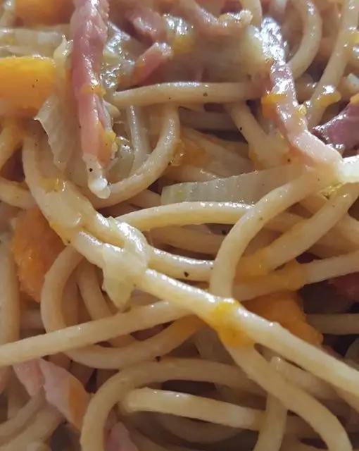 Ricetta Spaghetti con cipolla rossa di Tropea, zucca e speck di destefanispina