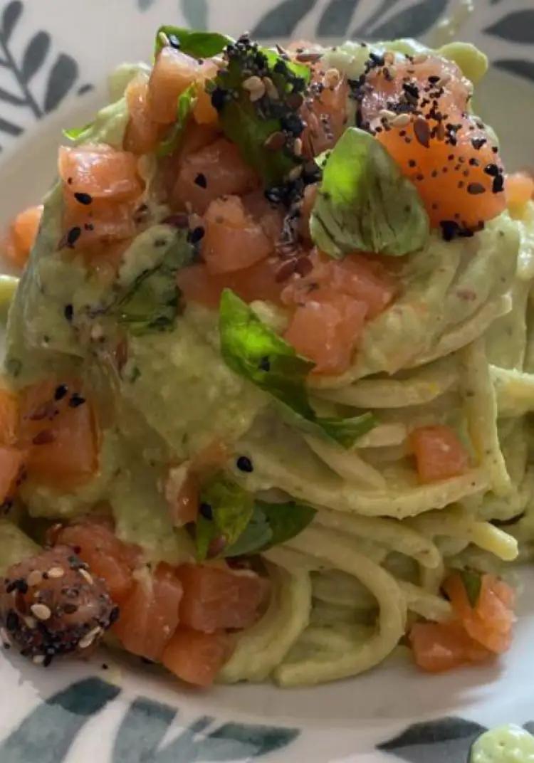 Ricetta Spaghetti con pesto di avocado e salmone di destefanispina