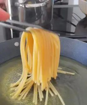 Immagine del passaggio 5520 della ricetta Spaghettoni, crema di zucca arrostita, fonduta di taleggio, speck croccante, noci, erba cipollina
