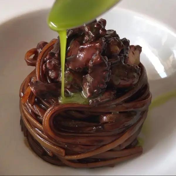 Ricetta Linguine all'aglio nero, polipo sous vide e olio al prezzemolo. di lomagnafoodblog