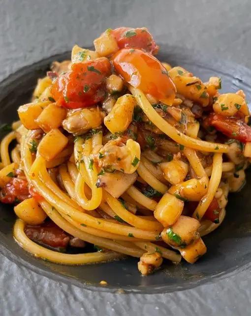 Ricetta Spaghettoni con vongole veraci, seppie e pachino di lomagnafoodblog