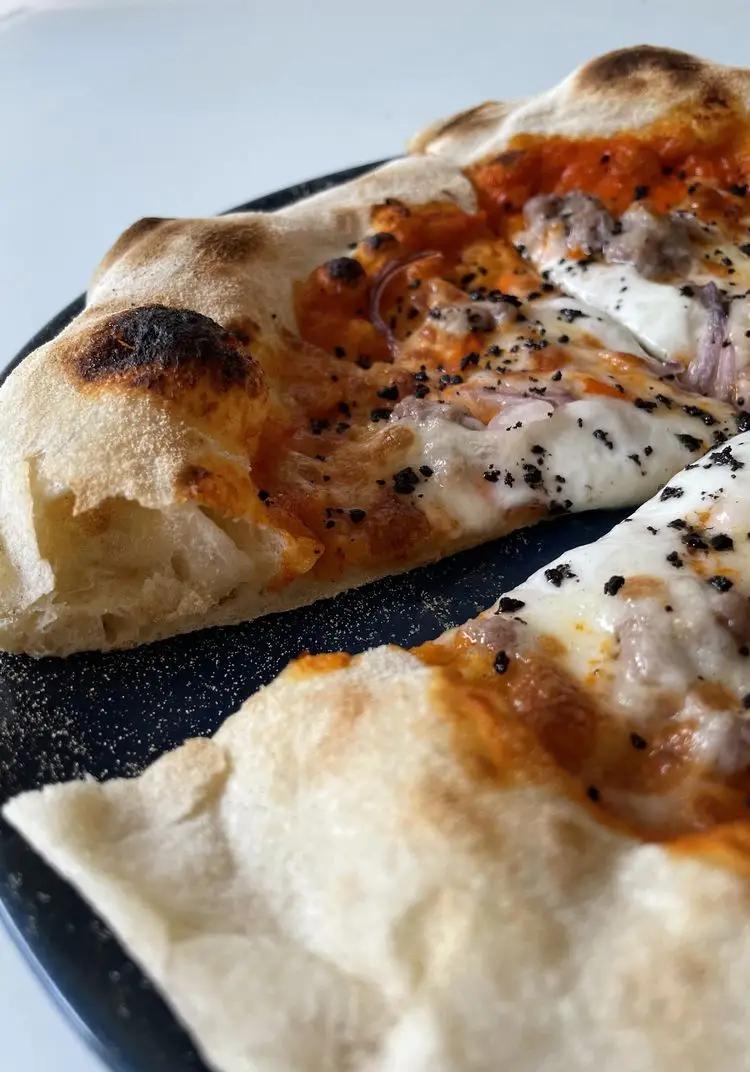 Ricetta Pizza con crema di peperone, salsiccia, cipolla di Tropea e polvere di olive nere di lomagnafoodblog