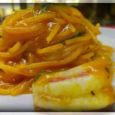 Ricetta Spaghetti in salsa di fichi d'India, gamberoni saltati in olio aromatizzato all'acciuga. di ChefAntonioBorrelli