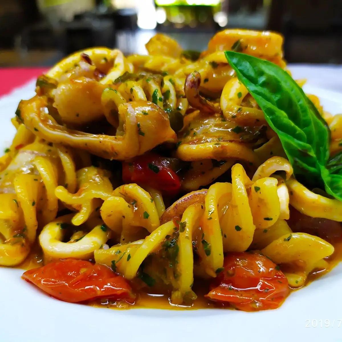 Ricetta Fusilloni in salsa di pomodorini freschi, calamari, capperi e olive. di ChefAntonioBorrelli