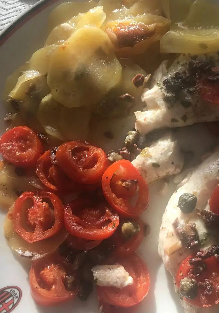 Ricetta Filetti di nasello al forno su un letto di patata pomodorini olive taggiasche e capperi di maurizio765