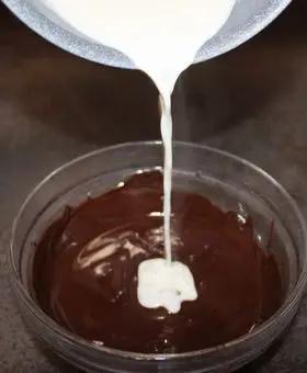 Immagine del passaggio 1 della ricetta Crostata al caramello salato e namelaka al cioccolato fondente