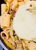 Immagine del passaggio 9 della ricetta Mezze maniche crema di carciofi con le sue chips, guanciale e sfoglia di grana