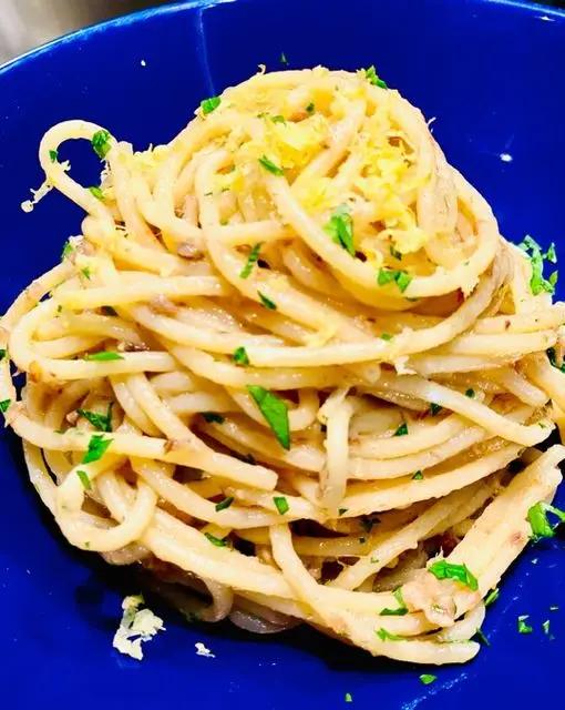 Ricetta Spaghetti pesto di alici aglio peperoncino e zest di limone di lucia.pavanastolfo