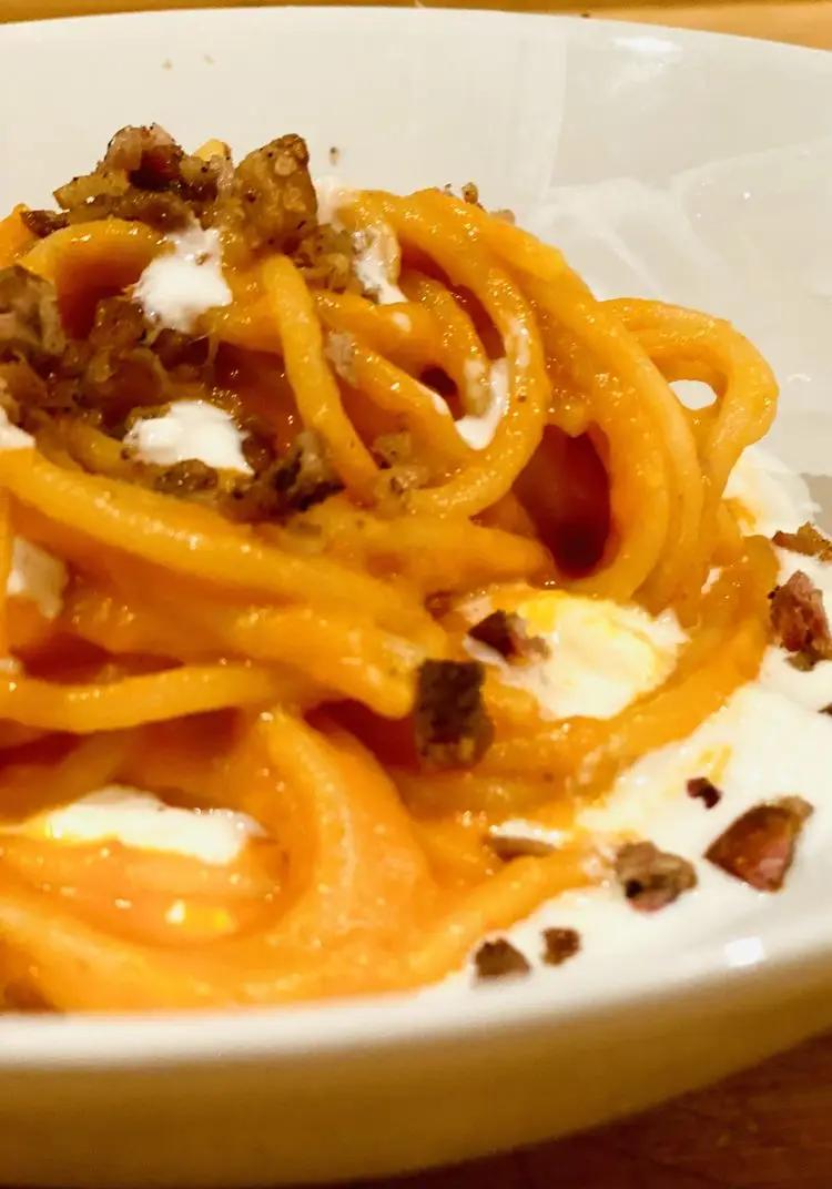 Ricetta Spaghettoni su base di stracciatella, crema di peperoni e guanciale croccante  di lucia.pavanastolfo