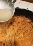 Immagine del passaggio 4 della ricetta Spaghettoni su base di stracciatella, crema di peperoni e guanciale croccante 