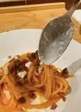 Immagine del passaggio 5 della ricetta Spaghettoni su base di stracciatella, crema di peperoni e guanciale croccante 