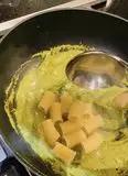 Immagine del passaggio 3 della ricetta Rigatoni pesto di pistacchio e basilico pancotto al limone e stracciatella