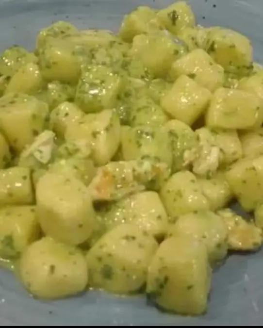 Ricetta Gnocchetti di patate con pesto e gamberi di Briciole_di_mollica