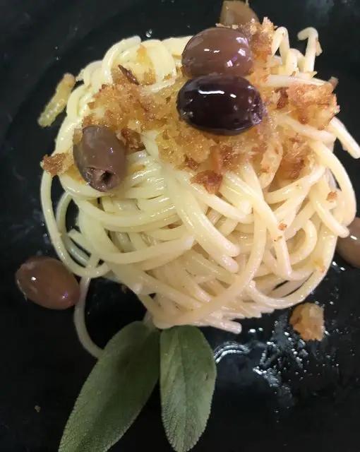 Ricetta Spaghettone aglio e olio con mollica di pane e olive taggiasche di zanolibarbara67