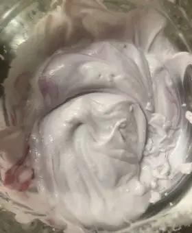 Immagine del passaggio 3 della ricetta Crema di yogurt e mascarpone com frutti di bosco