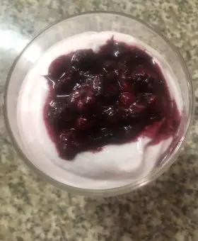 Immagine del passaggio 4 della ricetta Crema di yogurt e mascarpone com frutti di bosco