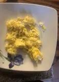 Immagine del passaggio 2 della ricetta Bruschette all’uovo strapazzato con pesto