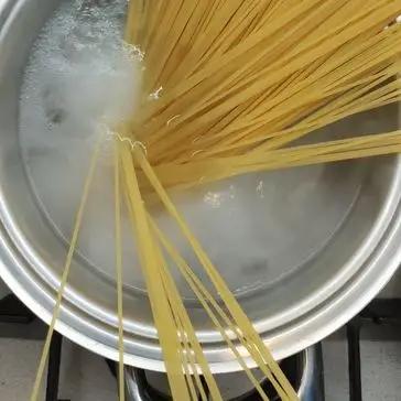 Passaggio 7 della ricetta Spaghetti con pesto di rucola, limone ed alici di cetara